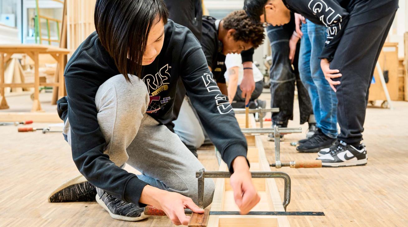 Jugendliche bauen das Bühnenbild in der Tischlerei der Bregenzer Festspiele für ihr erarbeitetes Bühnenbild im Rahmen des MINT-Projekts. 
